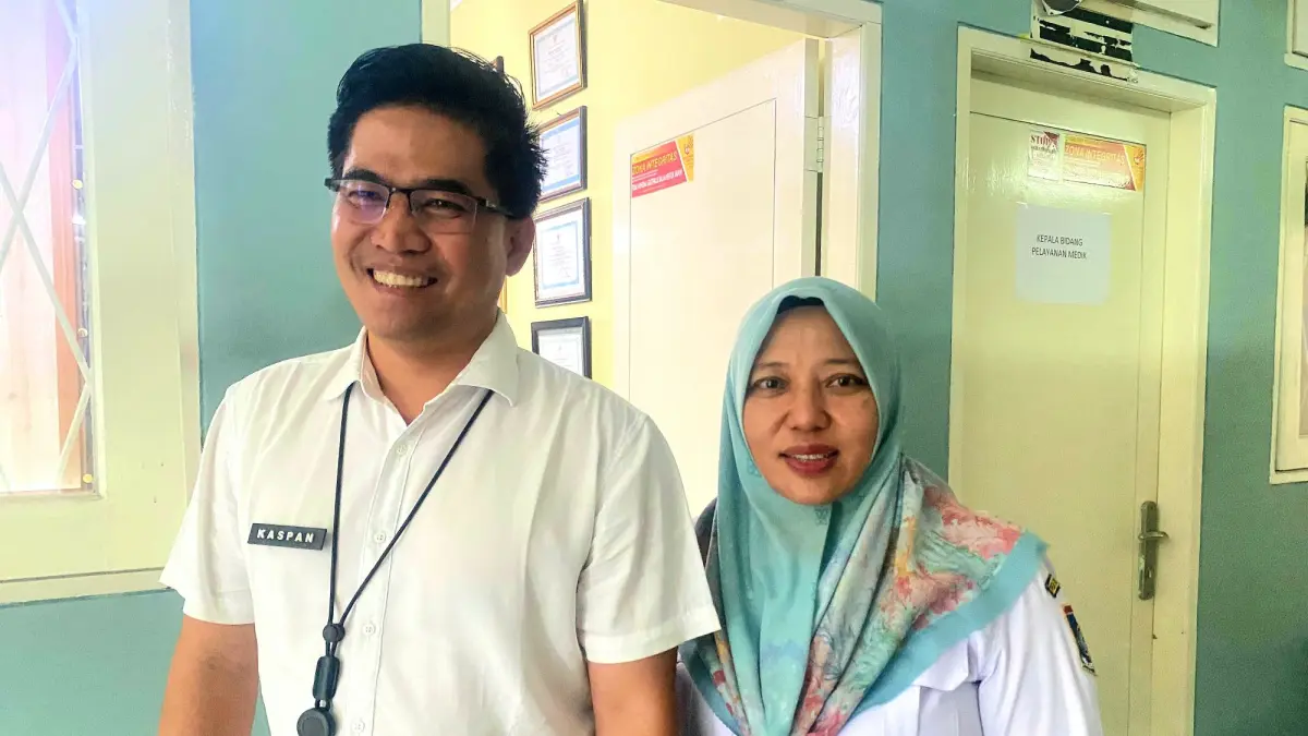 Wadir Pelayanan RSUD Tripat dr. Kaspan dan Wadir Keuangan, Umum dan SDM Baiq Halimah saat memberi keterangan kepada wartawan. (TONI/LOMBOK POST)