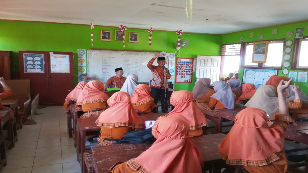 Waka Kurikulum MTsN 2 Lobar Jusnawing sosialisasi PMB ke SDN 2 Krama Jaya, Rabu (1/4).