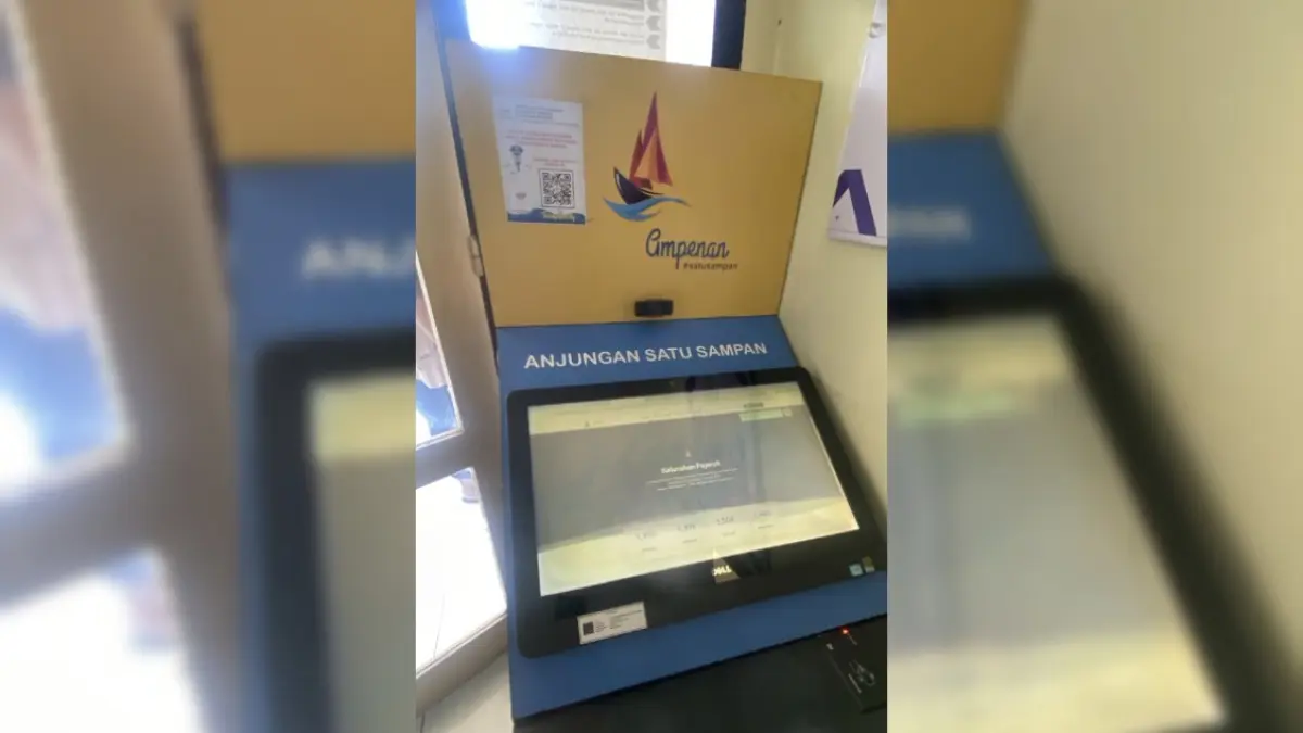 ANJUNGAN DIGITAL: Warga mencoba layanan mandiri melalui Anjungan E-Sampan di kelurahan Pejeruk, Ampenan, Jumat (3/4). &nbsp;