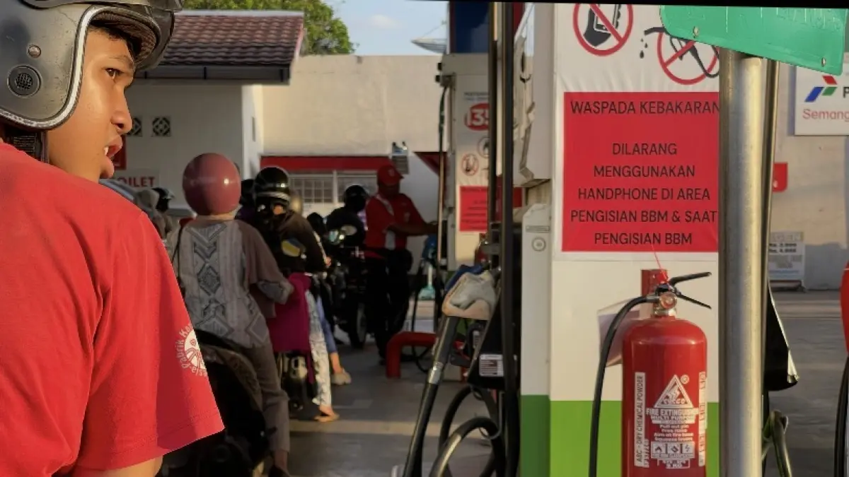 ANTRE: Pengendara mengantre untuk isi BBM di salah satu pom bensin di Kota Mataram, Jumat (3/4).  