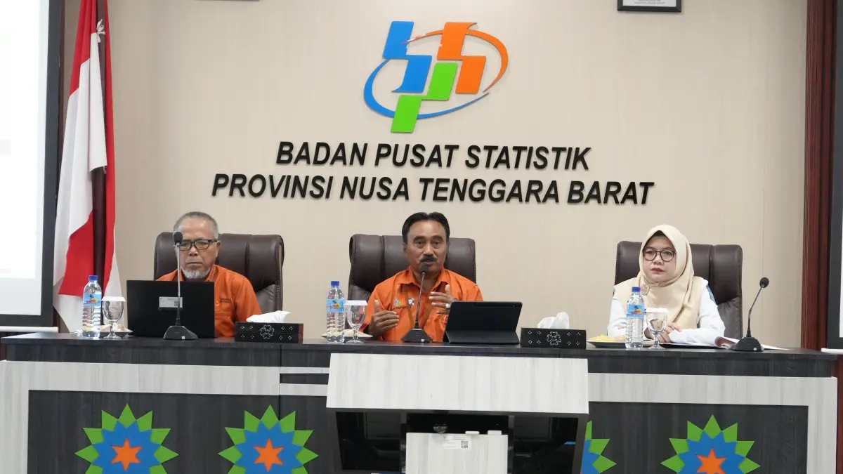 BERI PENJELASAN: Kepala BPS NTB Wahyudin (tengah) saat memberikan penjelasan terkait perkembangan ekspor impor NTB di aula Kantor BPS NTB, Rabu (1/4). (IST/LOMBOK POST)