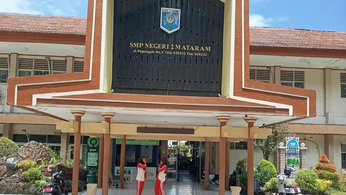 Dua siswa SMPN 2 Mataram usai olahraga di sekolah setempat, Kamis lalu (2/4). Sekolah ini tembus 46 nasional, jawara prestasi Puspresnas di NTB.