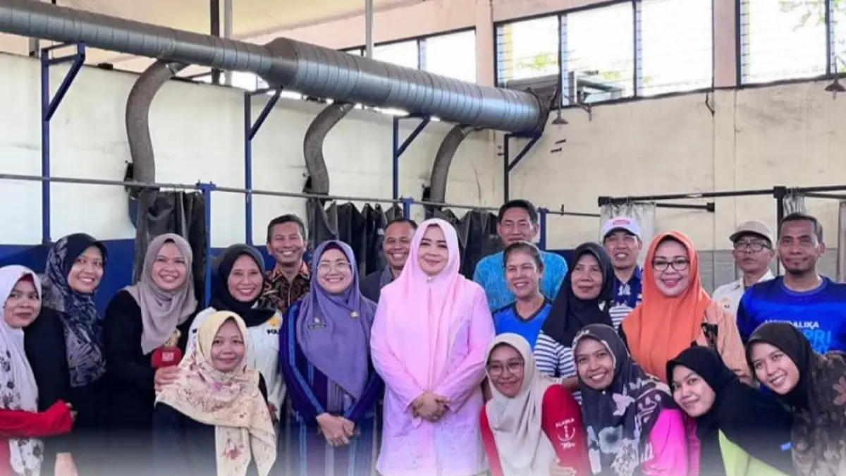 Kasat Pol PP NTB Nunung Triningsih dampingi Wagub Hj Indah Dhamayanti Putri dalam kunjungan ke BLK Disnakertrans Provinsi NTB.