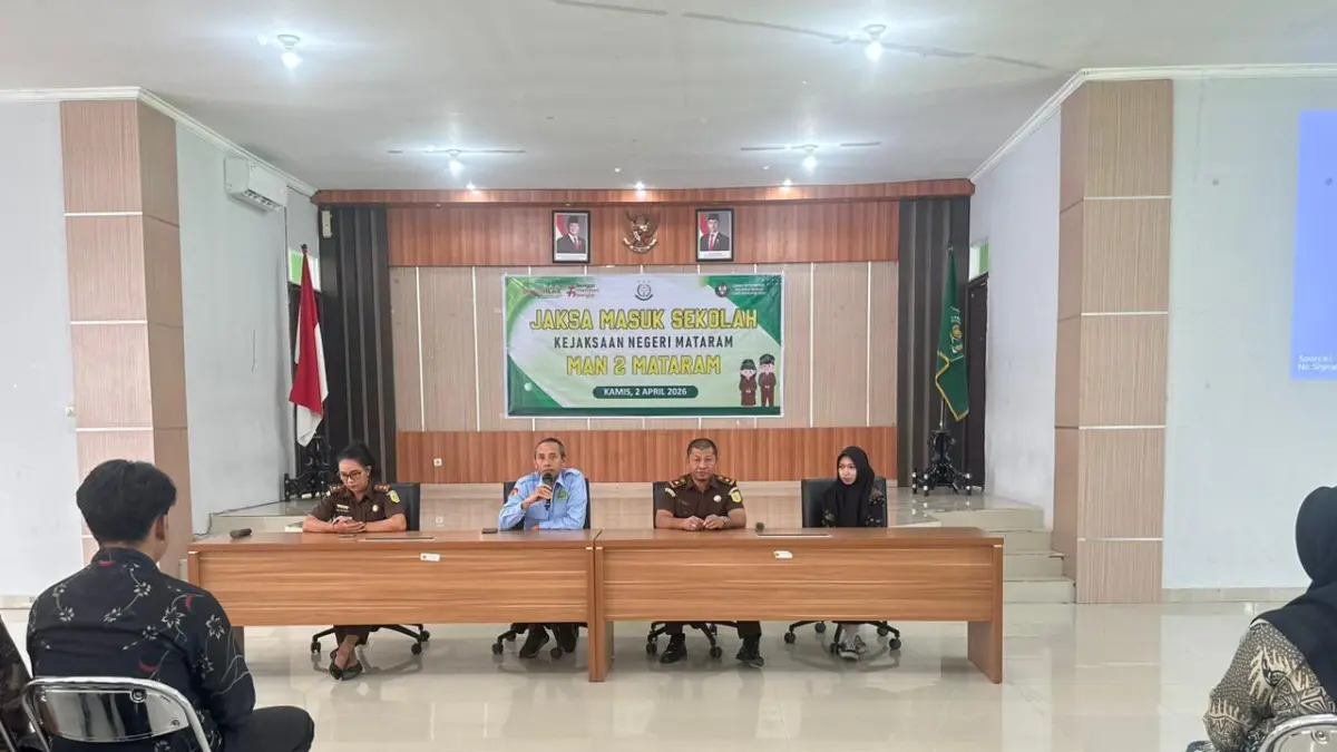 Kepala MAN 2 Mataram Sumber Hadi (dua dari kiri) menyambut positif program JMS di madrasah, Kamis lalu (2/4). JMS ini cetak siswa melek hukum, cegah kenakalan remaja.