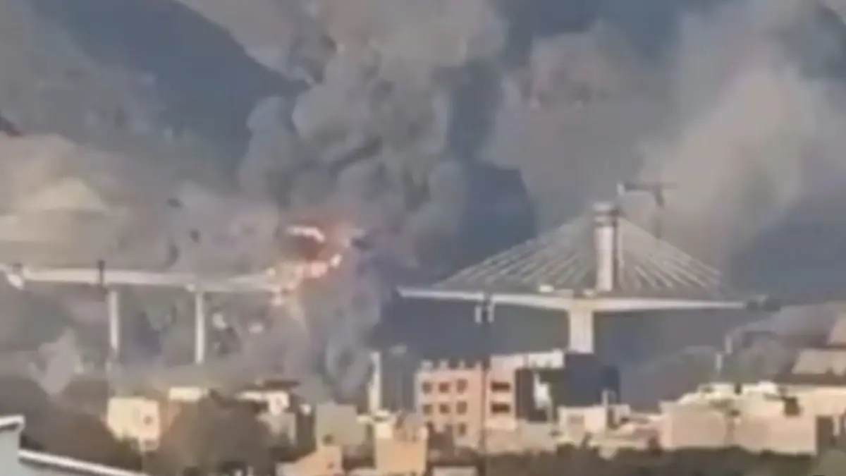 Momen ledakan jembatan Kharaj Iran oleh AS.  