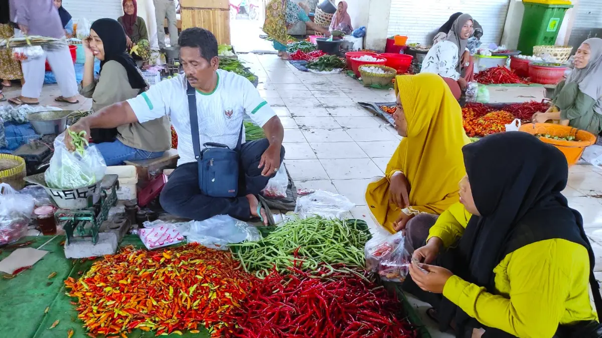 PENYUMBANG INFLASI: Warga yang tengah membeli cabai rawit dan sayuran di Pasar Mandalika, Mataram, belum lama ini. (FERIAL/LOMBOK POST)