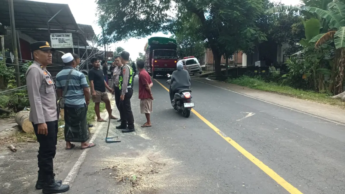 Polisi dan warga telah mengevakuasi korban meninggal akibat pohon tumbang di jalan raya Dusun Pinggal Bedok, Desa Jurang Jaler, Praya Tengah, Lombok Tengah, Jumat (3/4). 