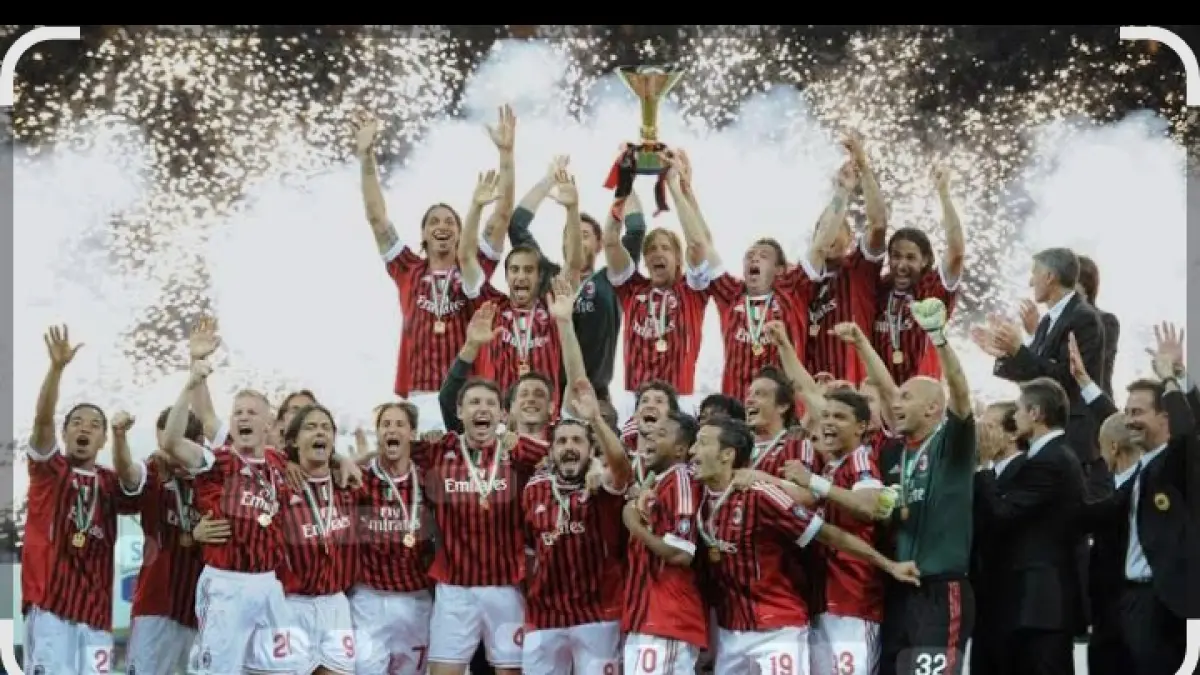 Skuad AC Milan menegangkan trophy scudetto 2011, ada Zlatan Ibrahimovic di sana. (Istimewa) 