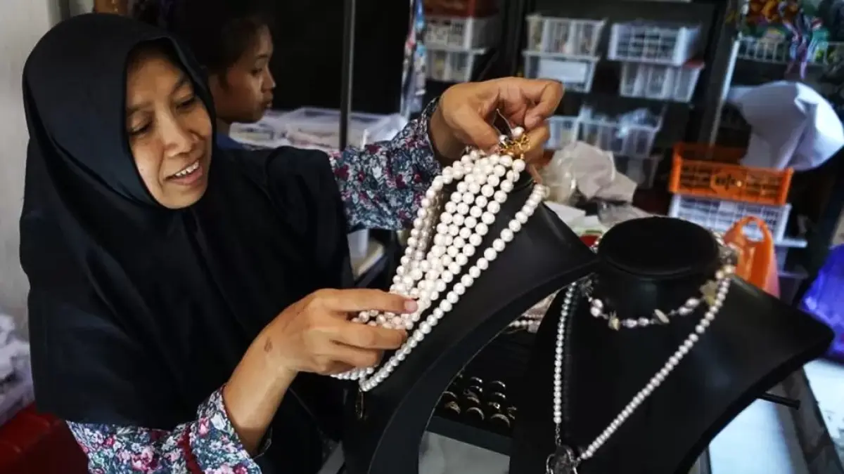 SUKSES: Owner Bhumi Pearl Jewelry Oktina Utama Suari menunjukkan kerajinan perhiasan mutiara di Lombok Barat, beberapa waktu lalu. (IST/LOMBOK POST)