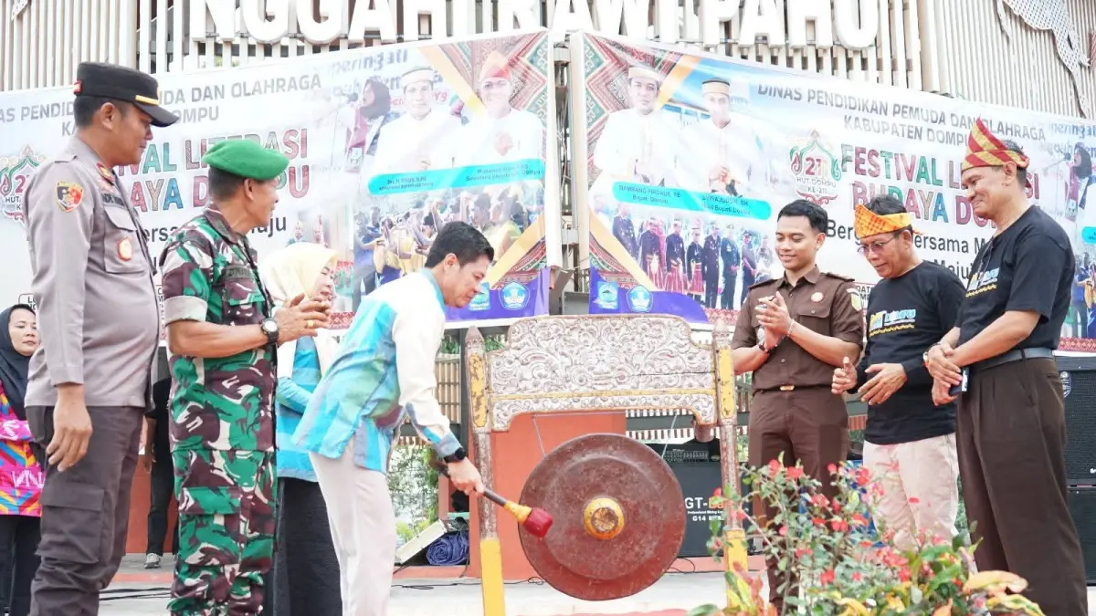 Bupati Dompu Bambang Firdaus membuka festival literasi yang digelar hingga 8 April, Kamis (2/4).