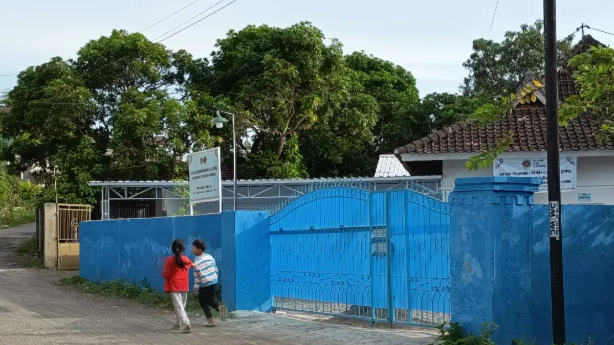 Dua orang anak sedang berlari di depan salah satu dapur MBG di Lotim.