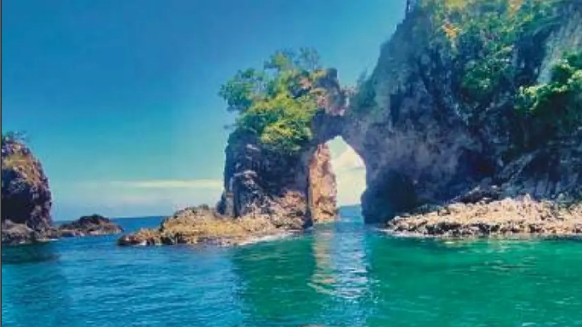 EKSOTIS: Pengunjung bisa berswafoto  dengan latar pemandangan laut Goa Batu Bolong di Pantai  Nipah. (Dewi/Lombok Post)