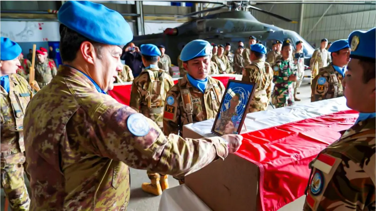 PENGHORMATAN TERAKHIR: UNIFIL menyelenggarakan upacara Memorial Service sebagai bentuk penghormatan terakhir kepada tiga prajurit TNI yang gugur dalam misi perdamaian dunia di Lebanon Selatan sebelum dipulangkan ke tanah air. (ANTARA/KBRI LEBANON/ADM/TOM)