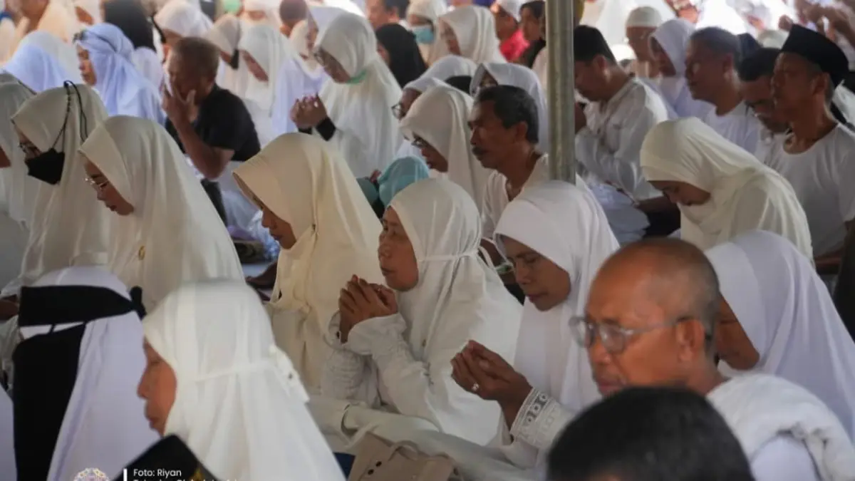 Jamaah Calon Haji tengah berdoa usai pelaksaan manasik haji oleh Pemkot Mataram.  