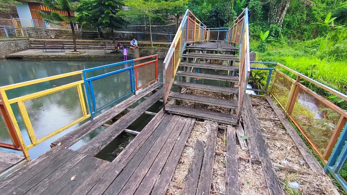 Kondisi fasilitas wisata alam Danau Biru di Desa Karang Sidemen, Batukliang Utara, Lombok Tengah, pekan lalu.