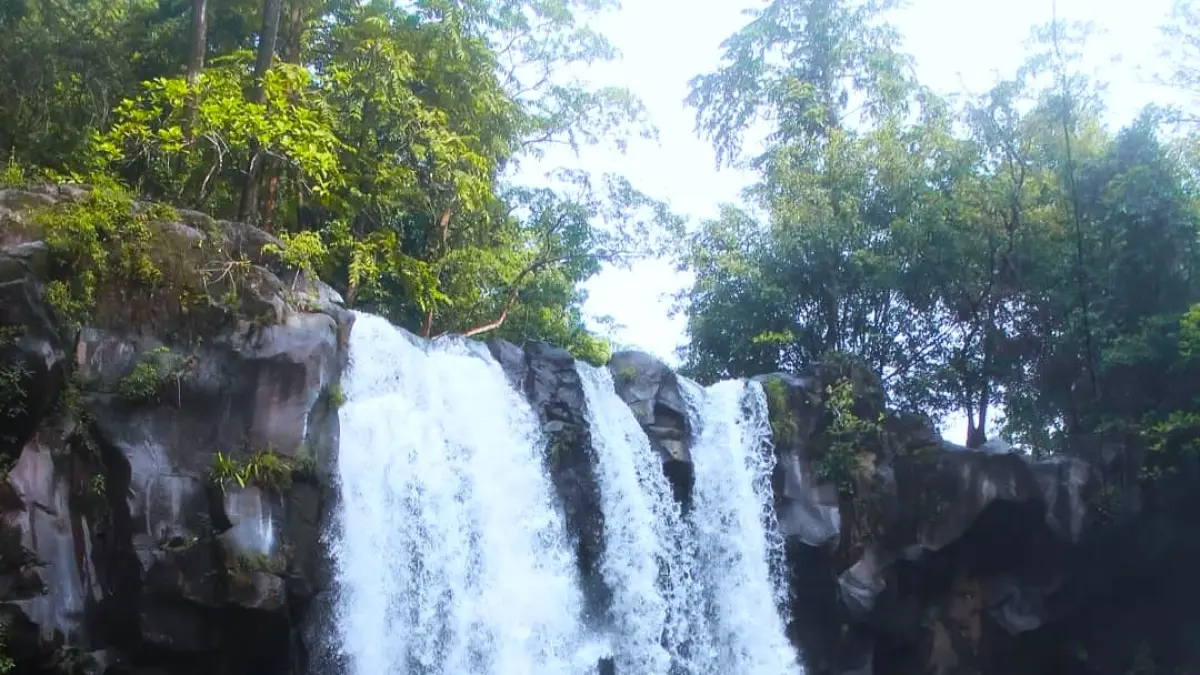 MEMIKAT: Pesona Air Terjun Oi Marai yang memikat di kaki Gunung Tambora, Kabupaten Dompu, Nusa Tenggara Barat (NTB). (IST/LOMBOK POST)