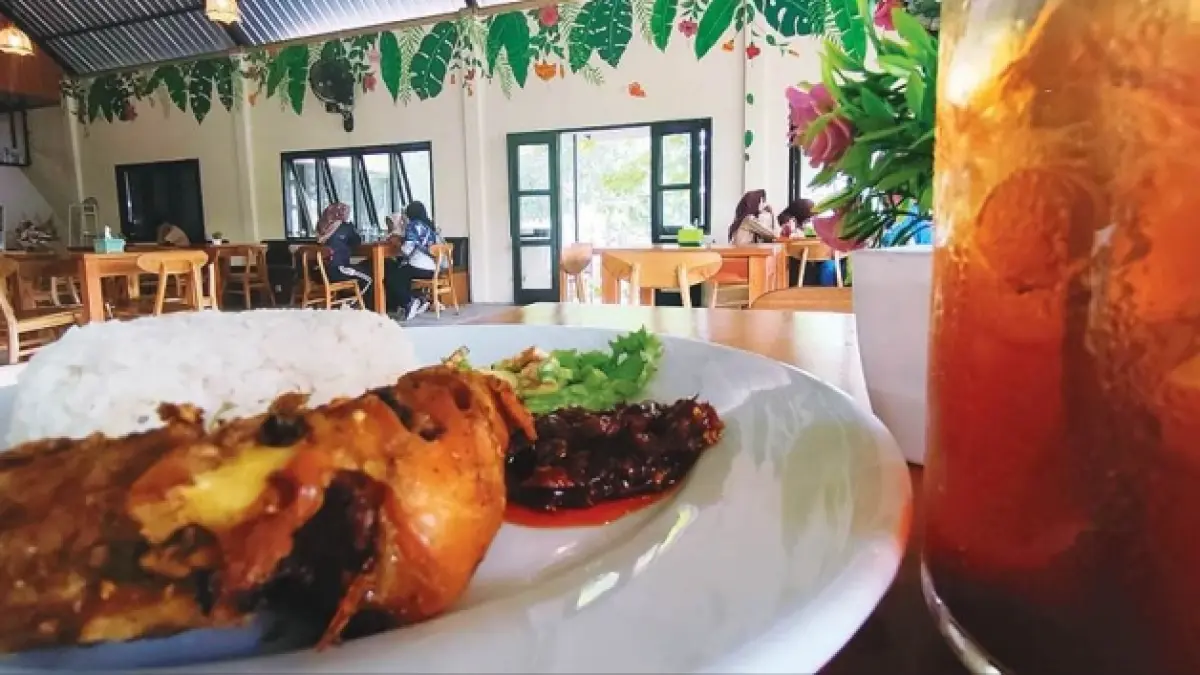 MENGGUGAH SELERA: Ayam sambal cobek menjadi salah satu menu andalan di Khusee Coffee.
(DEWI/LOMBOK POST)