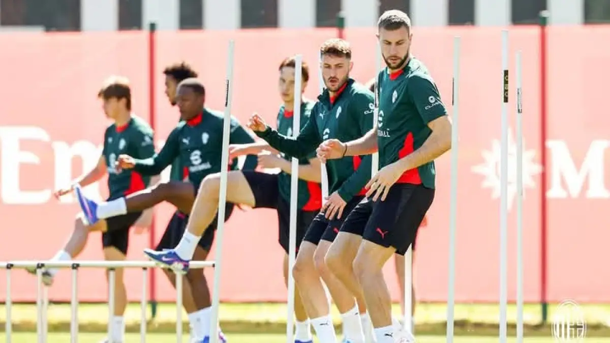Para pemain AC Milan berlatih sebelum laga kontra Napoli. (Istimewa) 
