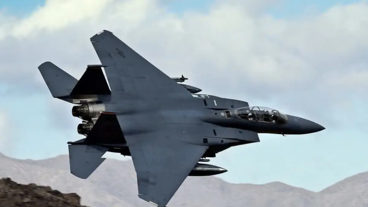 Pesawat Jet Tempur F-15 AS ditembak jatuh di Iran, pilot masih hilang satu.  