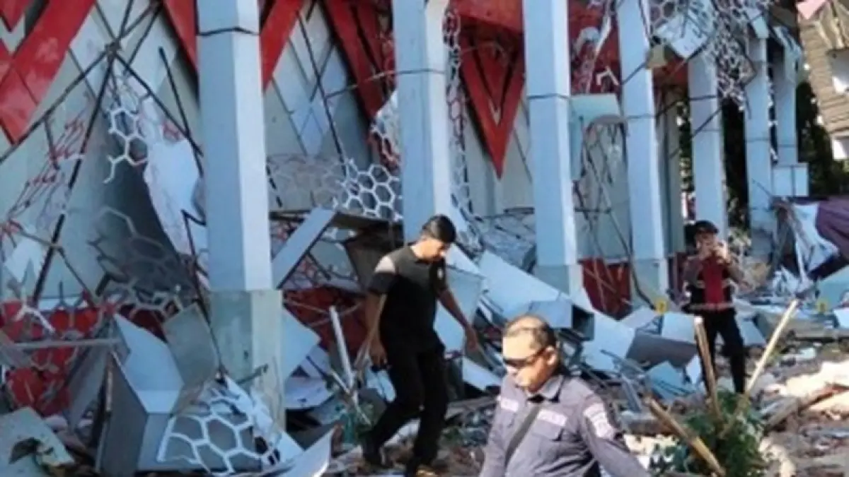 RUSAK: Kondisi GOR KONI Sario, Manado, setelah terkena guncangan gempa, Kamis (2/4).GOR ini sedianya akan menjadi salah satu venue PON Bela Diri II. (JAWA POS)