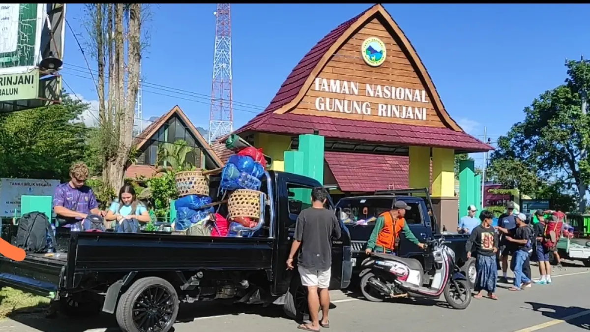 Sejumlah pendaki menaiki mobil bak terbuka di gerbang TNGR atau resort Sembalun untuk menuju pintu gerbang pendakian.