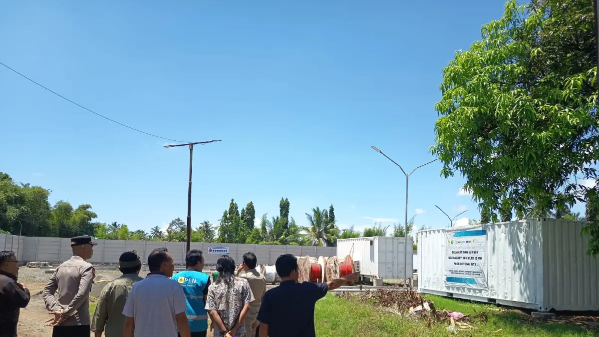 Sejumlah perwakilan warga bersama Polsek Masbagik dan jajaran ULP PLTD Paokmotong saat melihat kondisi mesin baru PLN yang akan dioperasikan.