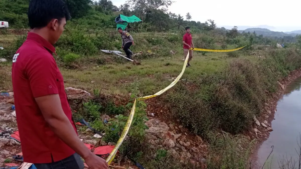TAMBANG ILEGAL: Polisi memasangkan garis polisi di lokasi tambang ilegal di wilayah Sekotong, Lombok Barat, Rabu lalu (1/4). (DOK LOMBOK POST )