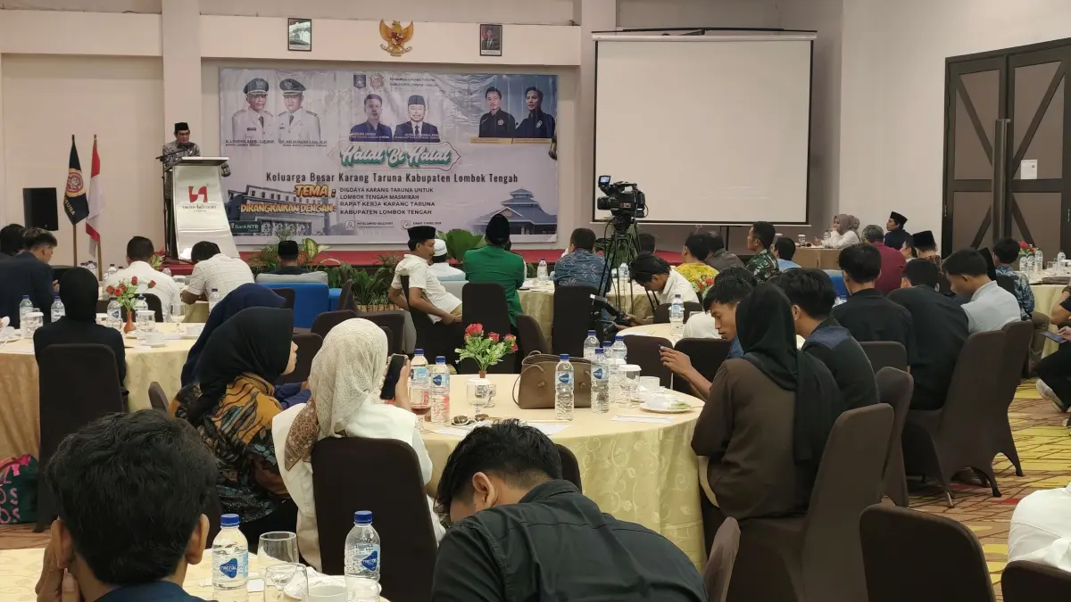 Wakil Bupati Loteng M Nursiah (podium) menekankan pentingnya karang taruna berkontribusi dalam mencegah pernikahan dini pada anak di Loteng dalam acara Halalbihalal Karang Taruna Lombok Tengah di Swiss-Belcourt Lombok, Kamis (2/4).