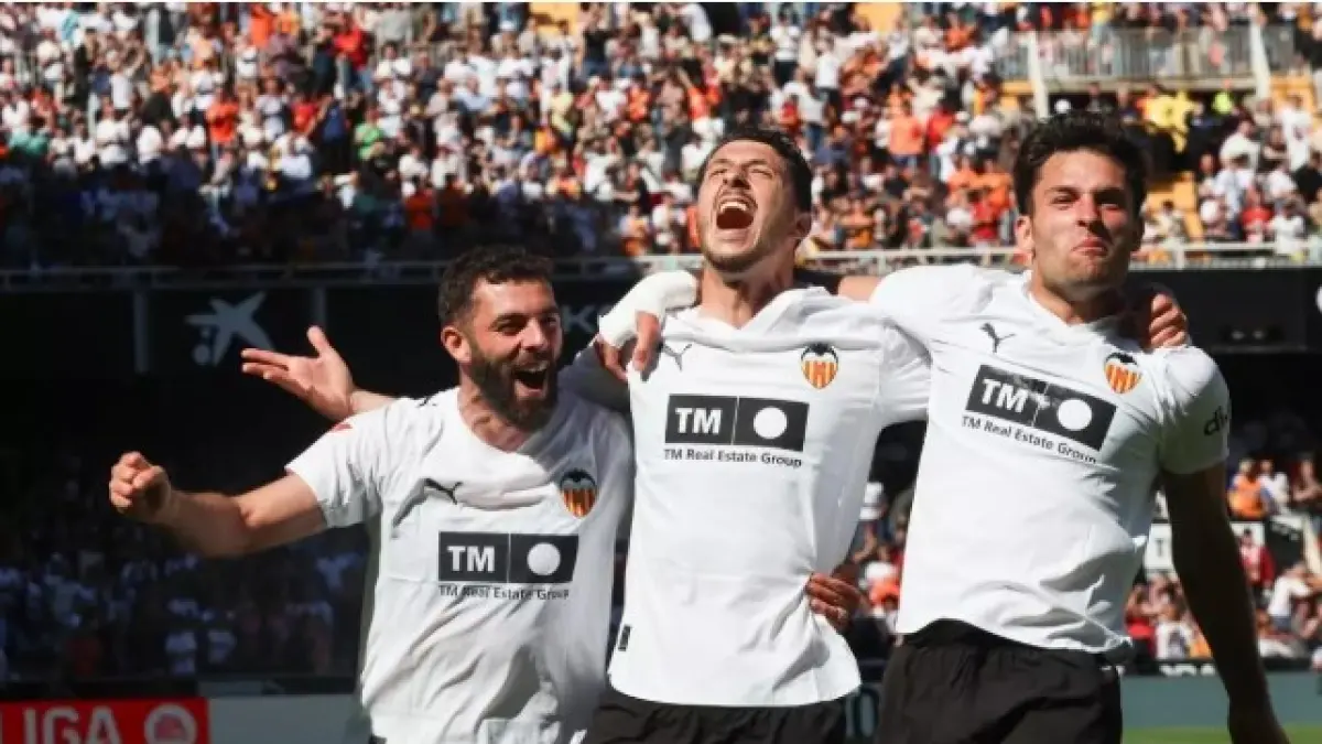Brace Guido Rodriguez (tengah) tak mampu menyelamatkan Valencia dari kekalahan dari Celta Vigo. (Istimewa)
