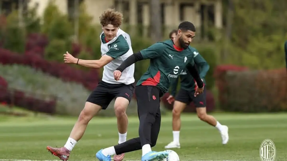 Para pemain AC Milan, termasuk Ruben Loftus-Cheek berlatih jelang laga kontra Napoli. (Istimewa) 