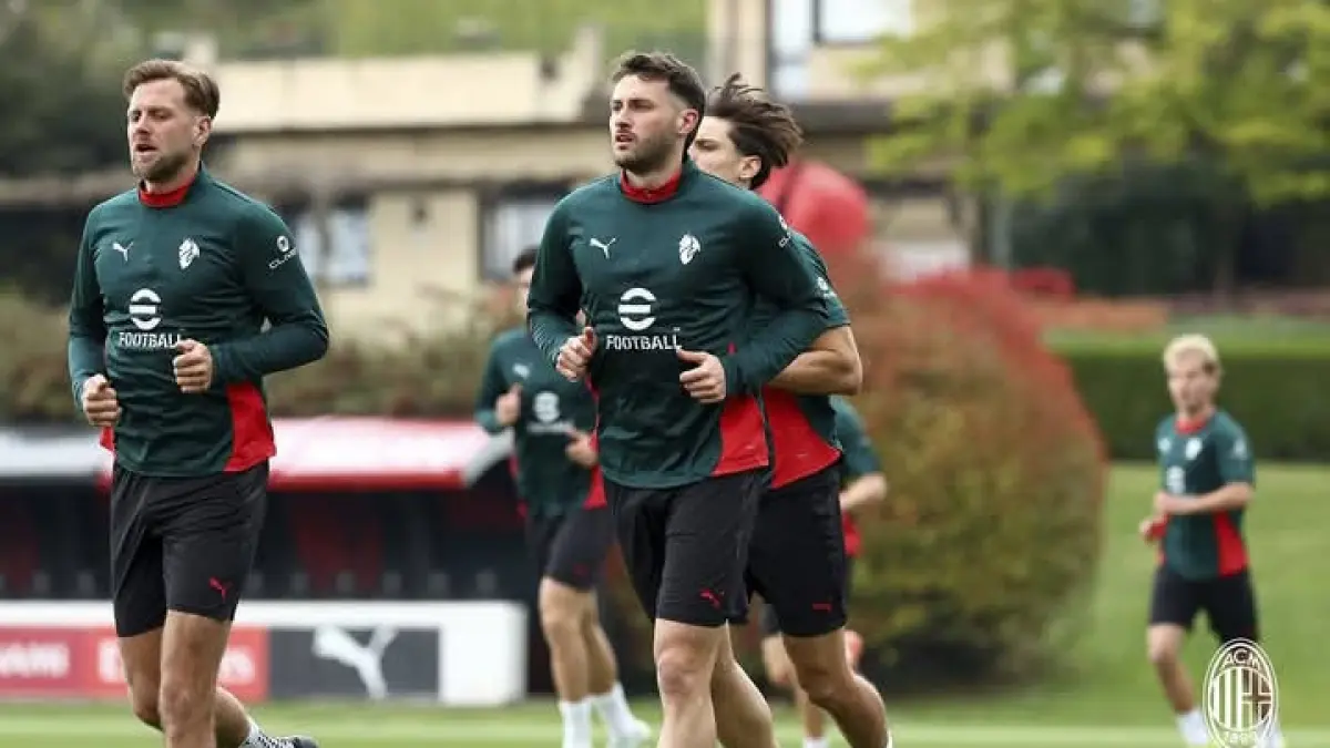 Niclas Fullkrug dan Santiago Gimenez, beserta para pemain AC Milan lain berlatih jelang laga kontra Napoli. (Istimewa) 