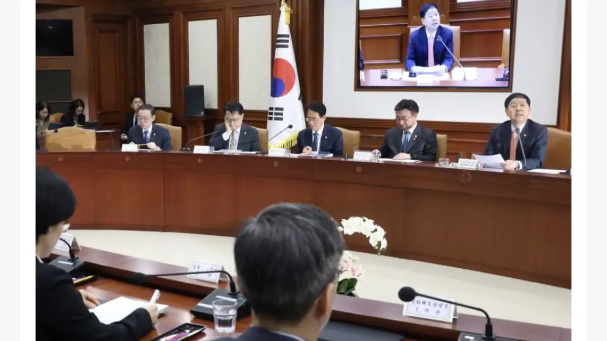 Rapat yang dipimpin oleh Koo Yun Cheol/Photograph: YONHAP/EPA