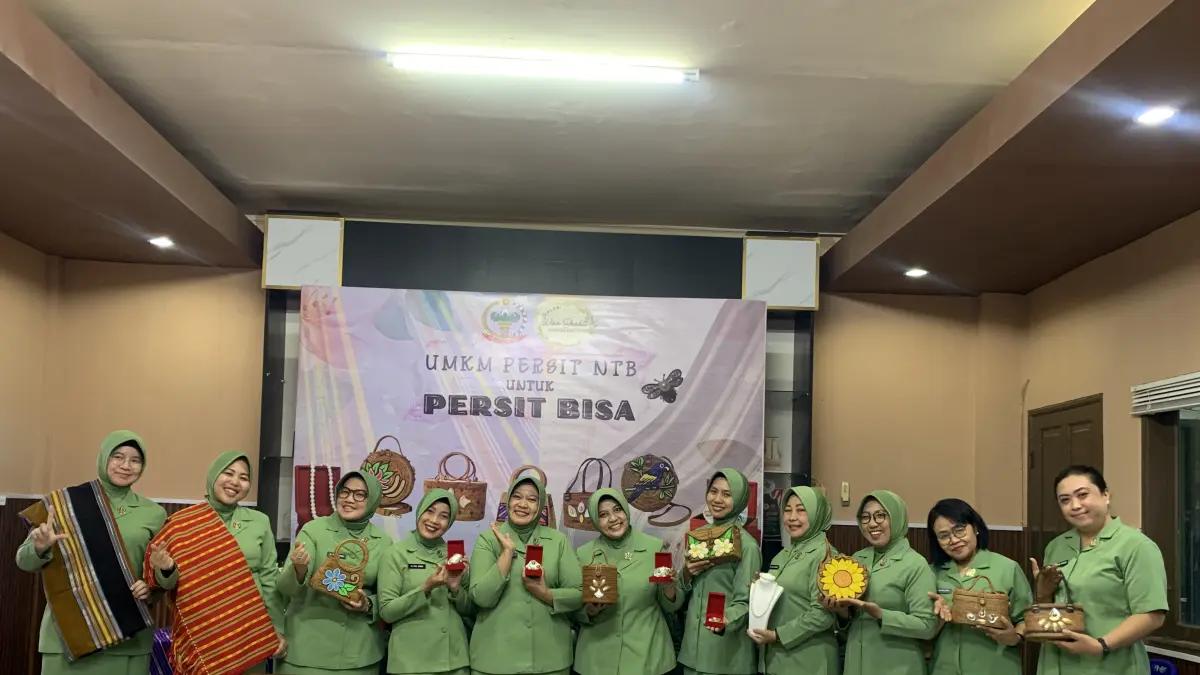 WASTRA BUDAYA: Persit Kartika Chandra Kirana (KCK) Koorcabrem 162/Wira Bhakti menunjukkan produk yang akan dibawa ke event “Persit Bisa” 2026. 