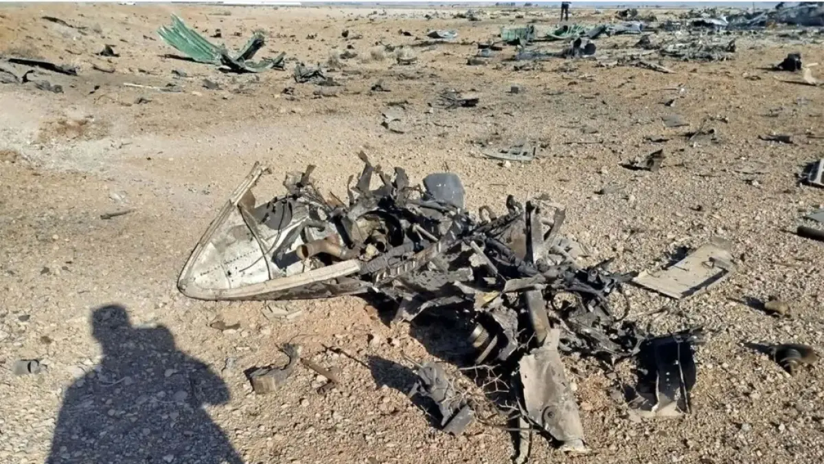 OPERASI GAGAL: Tampak puing-puing dan sisa-sisa pesawat AS jatuh di Iran tengah setelah ditembak oleh Garda Revolusi Iran, Jumat (3/4). Selain itu, Garda Revolusi Iran mengatakan pesawat AS yang sedang mencari anggota kru dari jet tempur AS yang jatuh juga telah dihancurkan. (SEPAH NEWS/AFP)