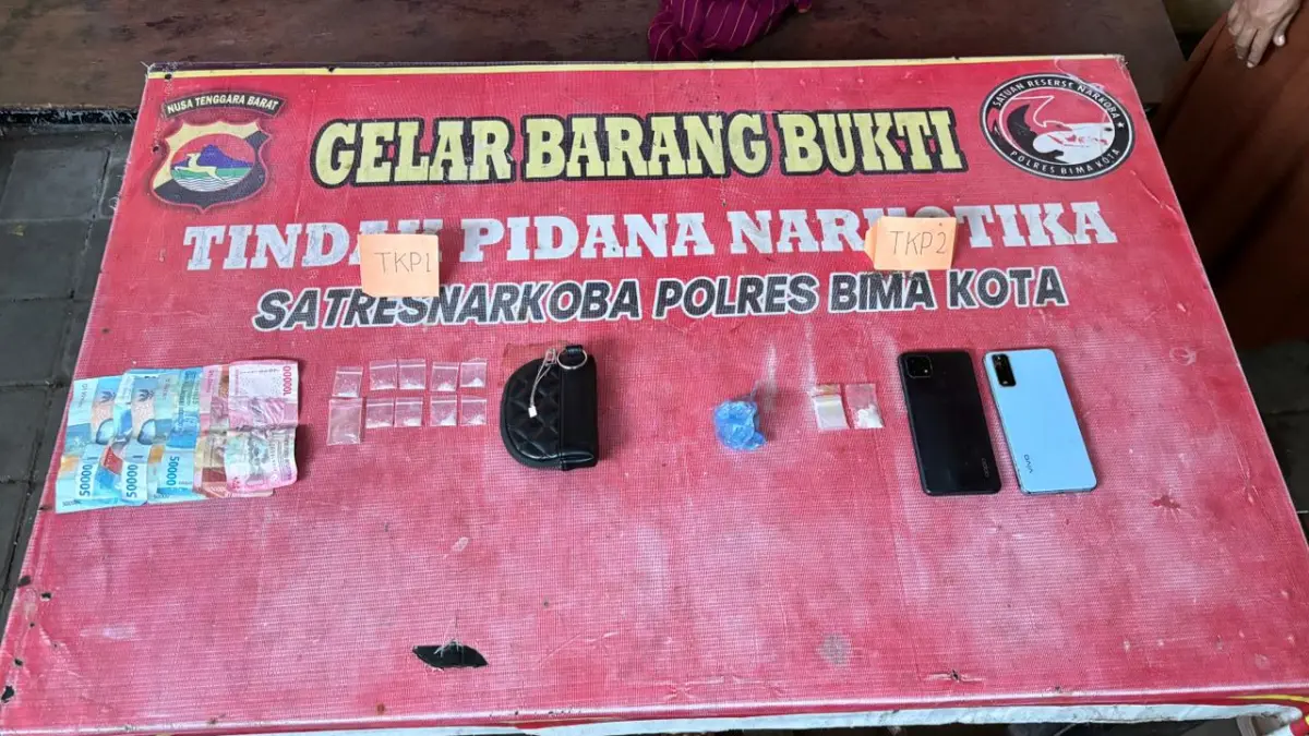 Anggota Satresnarkoba Polres Bima Kota mengamankan barang bukti sabu dan lainnya, Sabtu (4/4).
