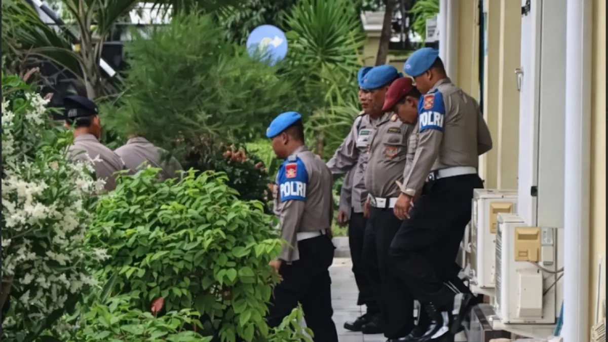 BONGKAR PERAN ORANG LAIN: Tersangka AKP Malaungi digiring tim Bidpropam Polda NTB usai menjalani proses sidang etik dengan putusan pemecatan sebagai anggota Polri, beberapa waktu lalu.&nbsp;(DOK/LOMBOK POST)
