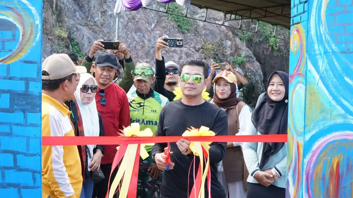 Bupati Dompu Bambang Firdaus meresmikan gerbang akses wisata Hiu Paus di Desa Soro, Kecamatan Kempo, Sabtu (4/4).