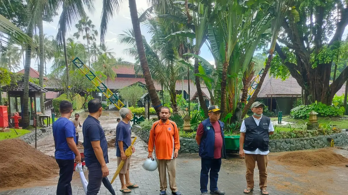 Bupati Lobar Lalu Ahmad Zaini mengecek dampak banjir di depan Hotel Sheraton Senggigi, Minggu (5/4). (IST/LOMBOK POST)