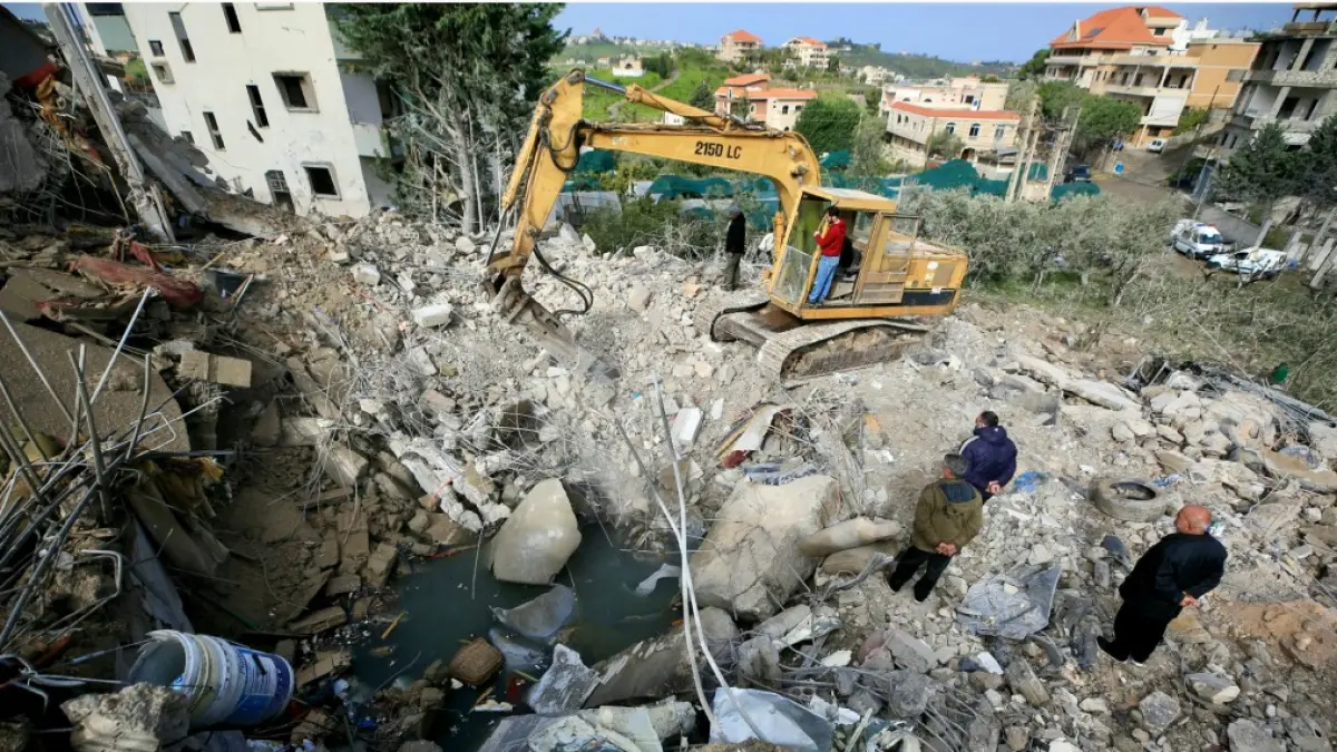 DIBOM ISRAEL: Sebuah ekskavator membersihkan puing puing dari lokasi serangan Israel yang menargetkan desa Kfar Hatta di Lebanon selatan, Ahad (5/4). (AFP)