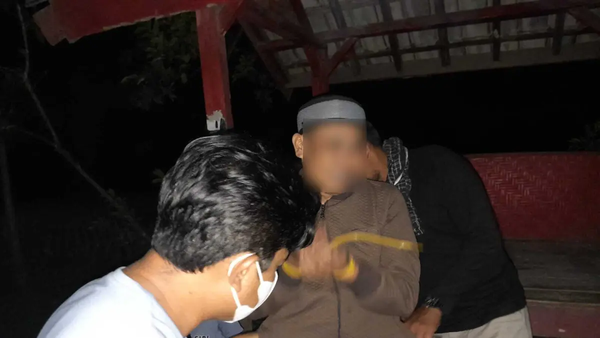 DIRINGKUS POLISI: Tersangka berinisial T ditangkap bawa satu kilogram sabu ditangkap polisi, Jumat (3/4) lalu.&nbsp;(POLRES LOTIM FOR LOMBOK POST)