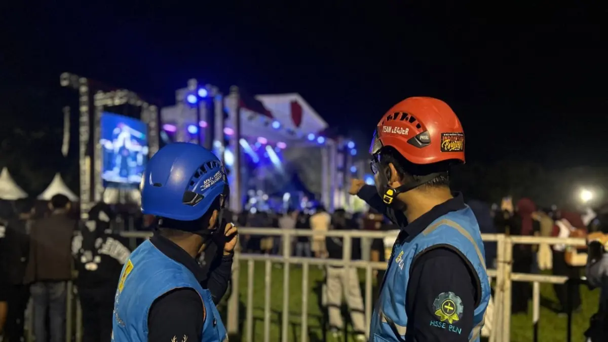 Dua petugas PLN bersiaga untuk memastikan keandalan pasokan listrik selama penyelenggaraan konser WM Soundwave Fest yang digelar di GOR Dompu pada Jumat (3/4). (Istimewa)