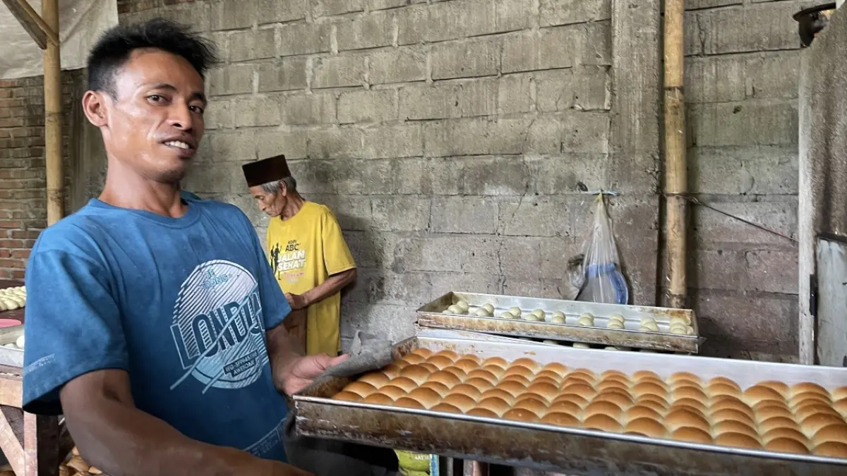 GELIAT UMKM: Salah satu pengusaha roti di Babakan, mengeluarkan pemanggangan dari oven, beberapa waktu lalu.