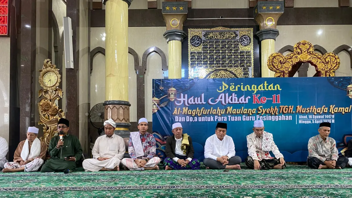 Gubernur NTB Lalu Muhammad Iqbal bersama Wakil Wali Kota Mataram TGH Mujiburrahman menghadiri Haul Akbar ke-11 TGH Mustafa Kamal di Sekarbela, Minggu (5/4). (TONI/LOMBOK POST0