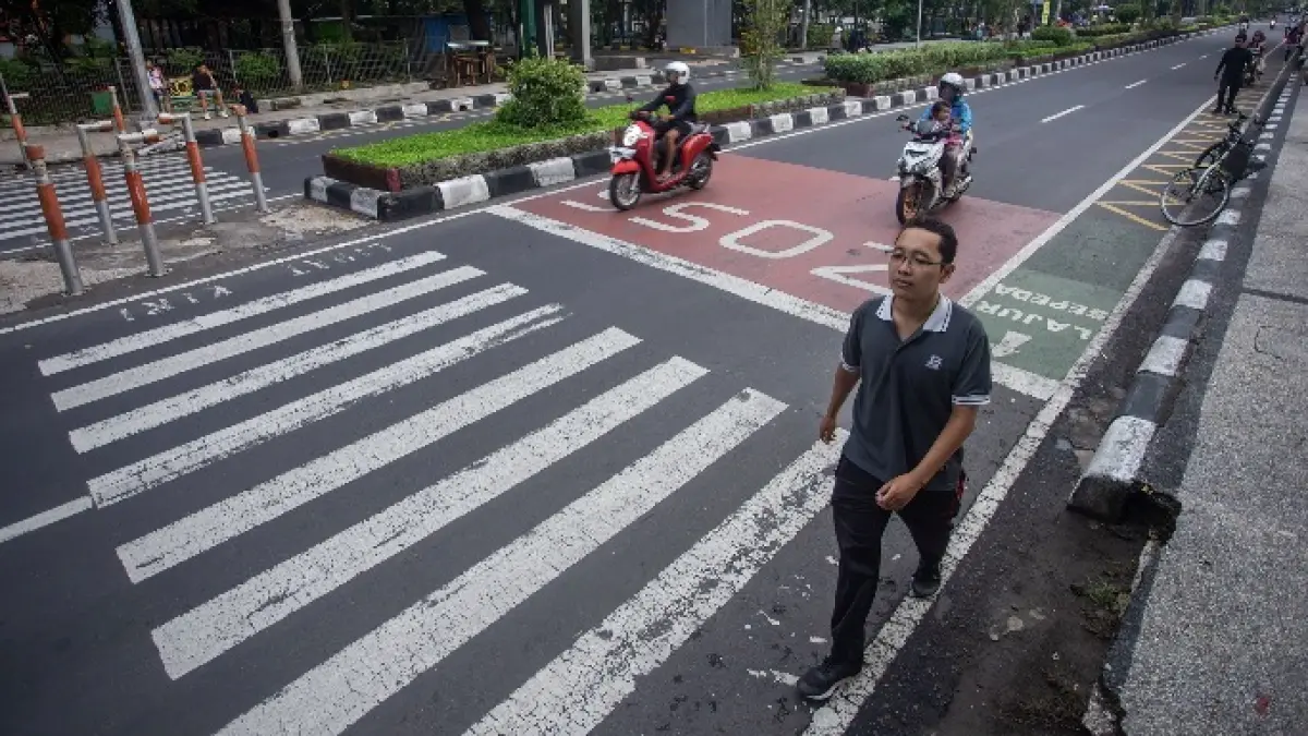 ILUSTRASI: Warga yang jogging di track lintasan pejalan kaki Jalan Udayana, beberapa waktu lalu. 