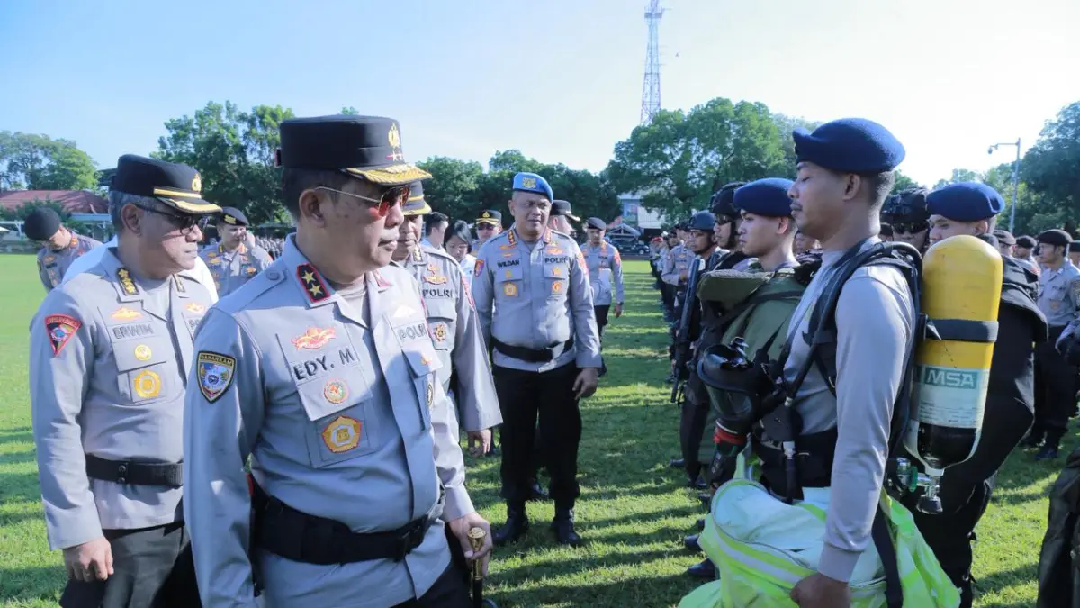 Kapolda NTB Irjen Pol Edy Murbowo mengecek personel dalam Apel Kesiapan Kontijensi Aman Nusa I Rinjani 2026, Senin (6/4). (Istimewa)