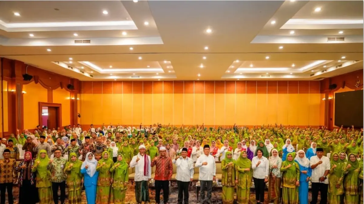 LANTIK: Gubernur NTB Lalu Muhamad Iqbal bersama Ketua Umum PP Muslimat NU Khofifah Indar Parawansa saat pelantikan Pimpinan Cabang Muslimat NU se-NTB di Hotel Lombok Raya, Mataram, Ahad (5/4). (KOMINFOTIK NTB/LOMBOK POST)