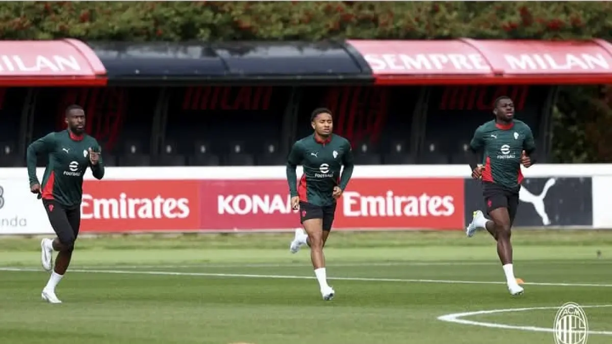 Latihan para pemain AC Milan jelang laga kontra Napoli. 