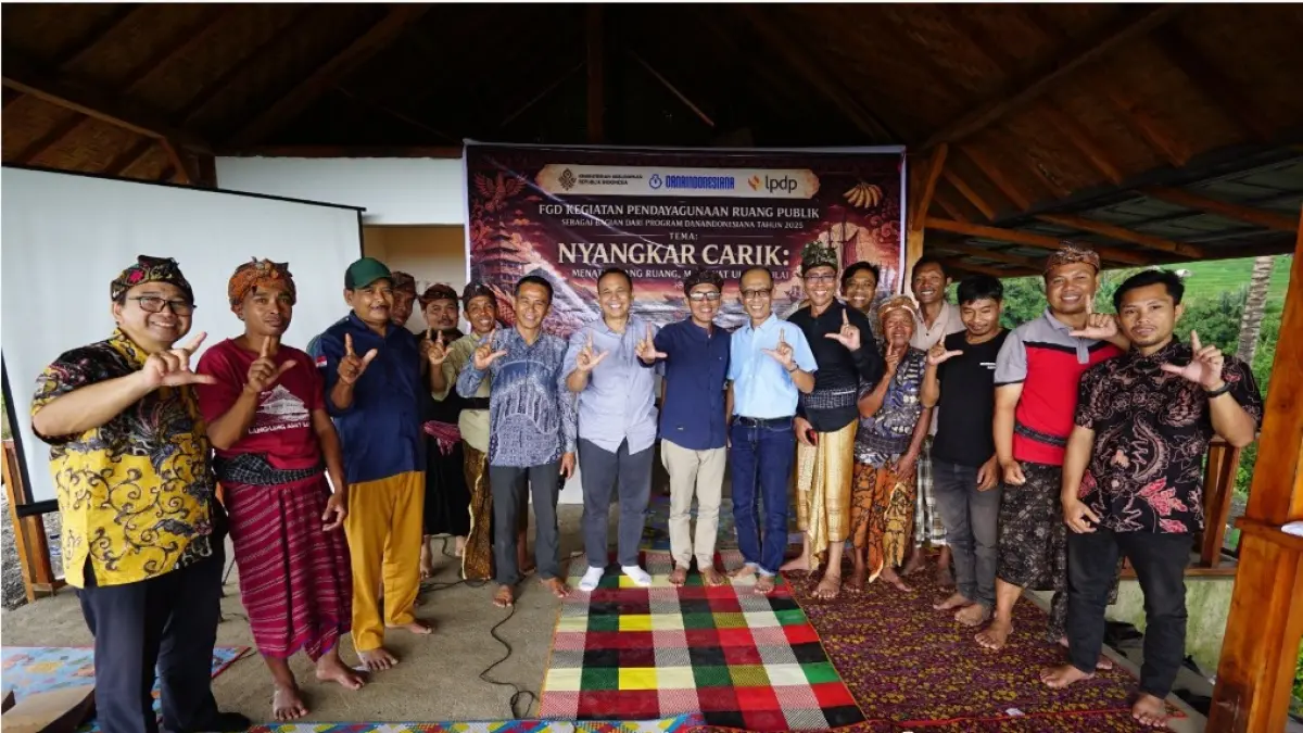 NYANGKAR CARIK: Kepala Dinas Kominfotik NTB sekaligus Juru Bicara Pemprov NTB Ahsanul Khalik bersama sejumlah pejabat, tokoh adat, tokoh budaya, dan masyarakat adat saat FGD di Indragiri Camp Bayan, Ahad (5/4). (KOMINFOTIK NTB/LOMBOK POST)