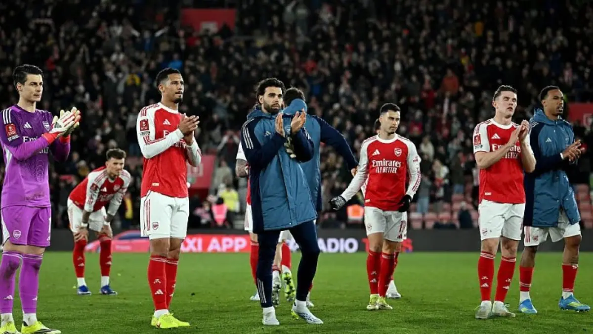 Pemain Arsenal memberikan penghormatan pada penonton setelah tersingkir dari Piala FA usai kalah melawan Southampton. (ARSENAL.COM)