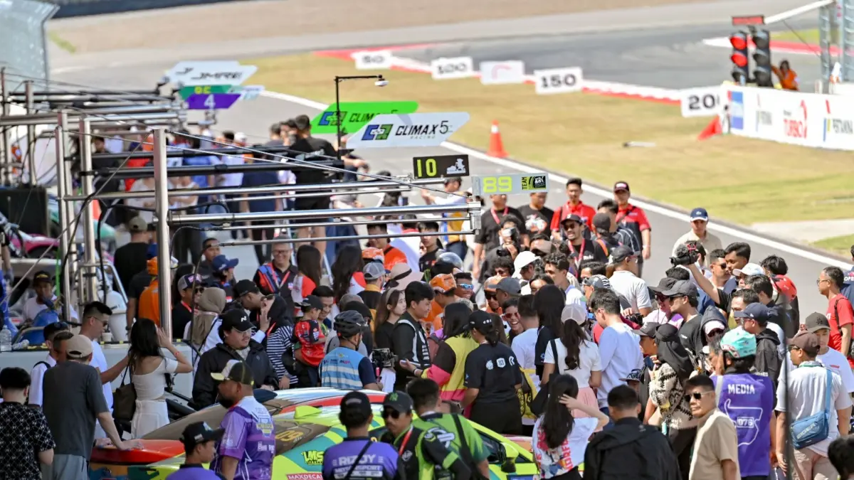 Ratusan pegunjung saat mengikuti sesi Pit Walk di salah satu ajang balap mobil di Sirkuit Internasional Mandalika, Lombok Tengah, beberapa waktu lalu.
